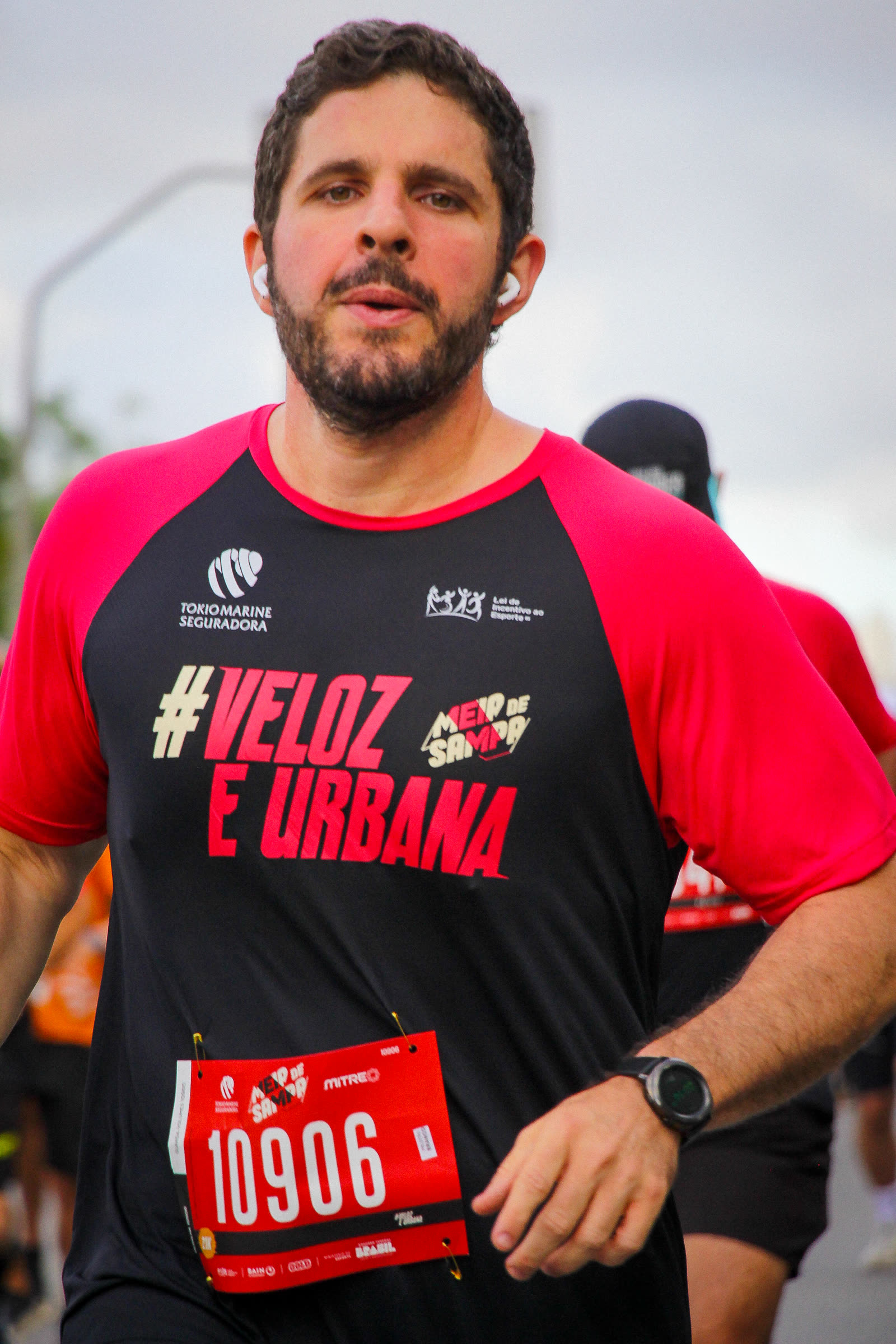 André correndo a Meia de Sampa, de fone de ouvido e relógio no pulso.